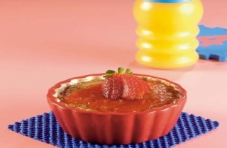 Sémola gratinada en salsa de fresas